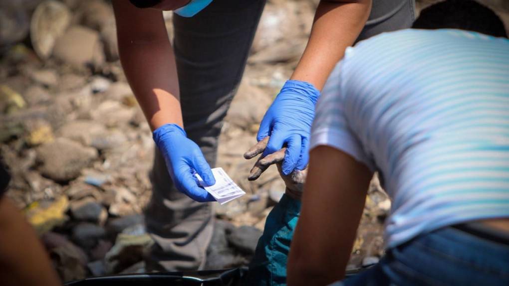 Dramático rescate de cuerpo que pasó 30 horas en el río en espera para su levantamiento en la capital