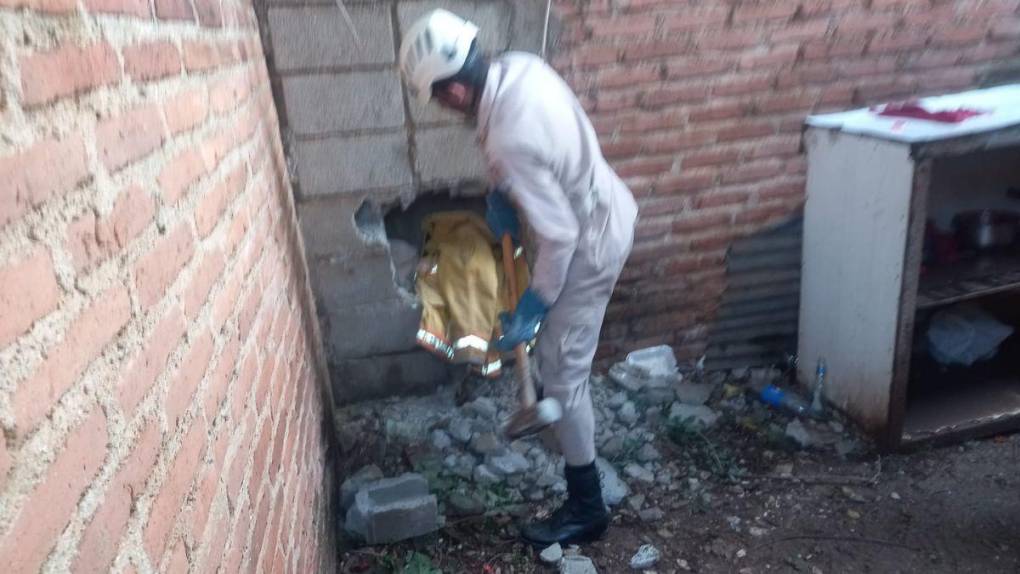 Así rescataron a hombre que quedó atrapado entre dos muros al intentar ingresar a una casa en Olancho