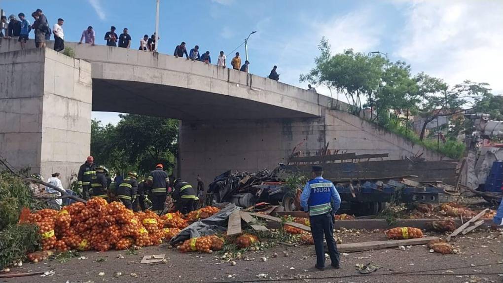 Arrasó con todo: así fue el fatal accidente del camión sin frenos que se volcó en la colonia Villanueva