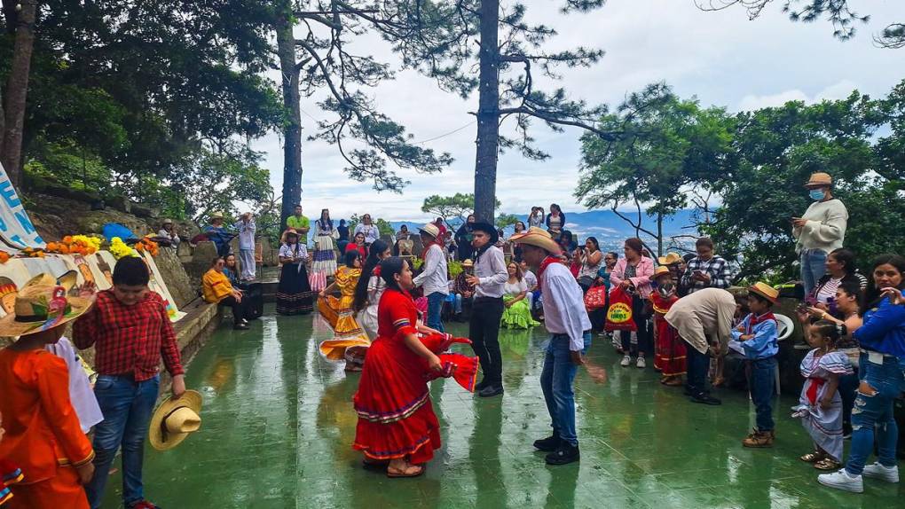 Alumnos conmemoran con danzas el Día del Cacique Lempira en la capital