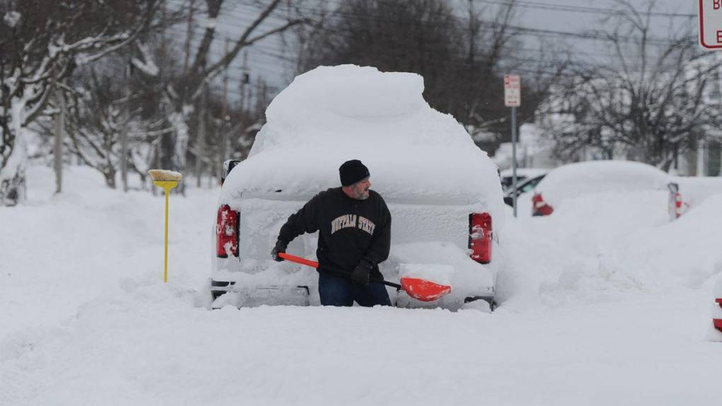 Bajo metros de nieve, Buffalo sufre los estragos de la tormenta invernal del siglo