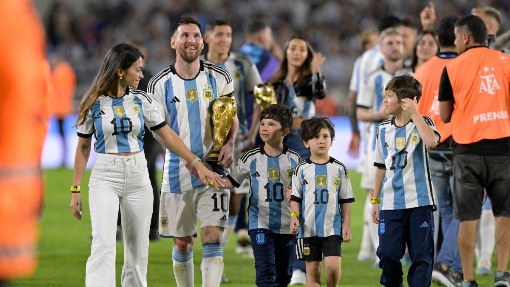 Polémica foto, Messi ovacionado y locura total: las imágenes de la fiesta de Argentina