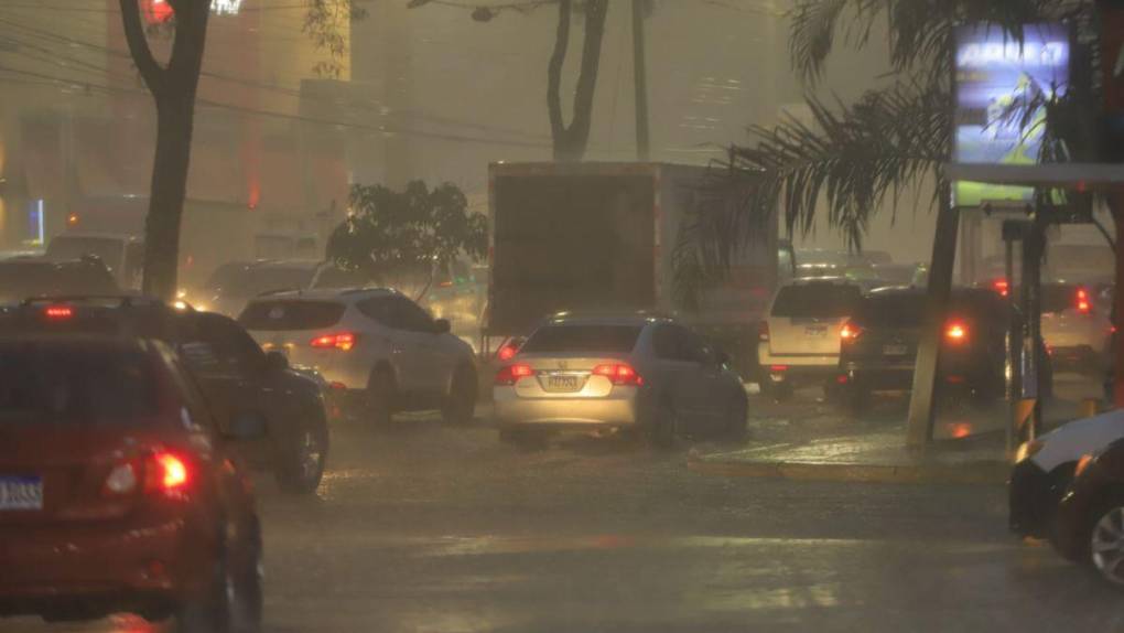 Torrenciales aguaceros y calles inundadas: las imágenes de las lluvias en San Pedro Sula