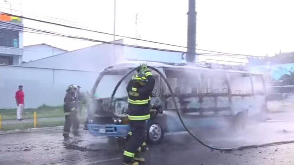 Mano criminal, incendio y protesta: así quemaron el bus “rapidito” en el bulevar Suyapa