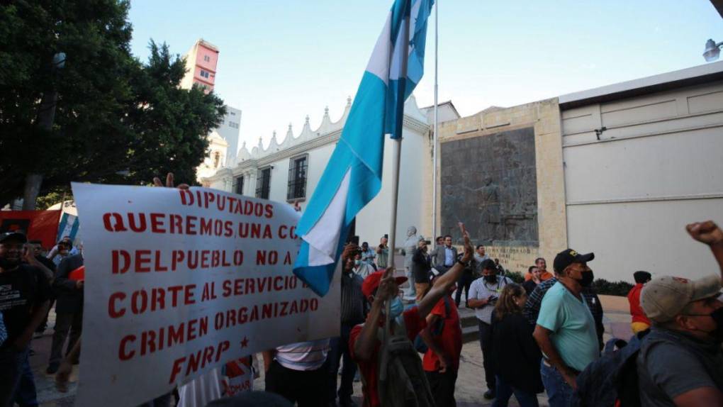 Fuerte resguardo: elementos policiales protegen a los diputados que elegirán la nueva CSJ