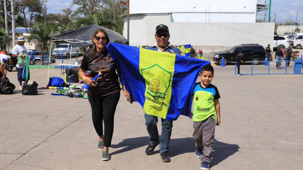 Largas filas, gran colorido y bellas mujeres: el ambiente previo a la semifinal Olancho FC - Real España