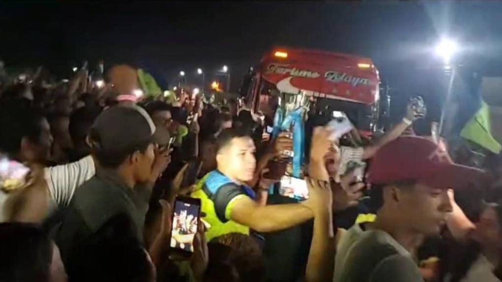 Bajo un impresionante ambiente, Olancho FC fue recibido por su afición en Juticalpa