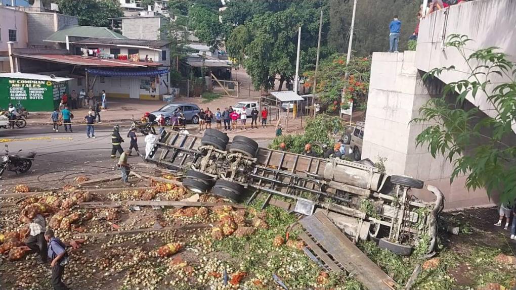 Arrasó con todo: así fue el fatal accidente del camión sin frenos que se volcó en la colonia Villanueva