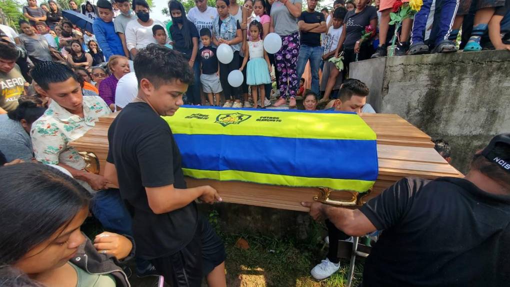 “Adiós Francis, nunca te olvidaremos”: sepultan a Francis Rosmery Ochoa, la joven atropellada en el bulevar Morazán