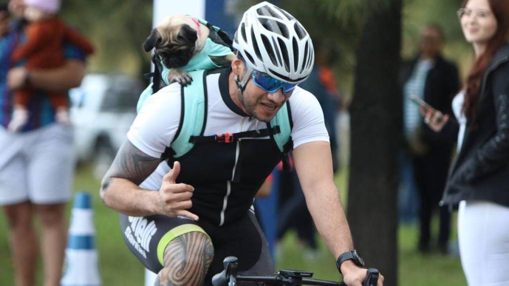 Mascotas y ciclismo, la combinación que impulsa a algunos profesionales de las dos ruedas