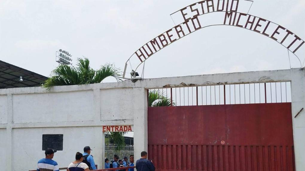 Llenazo total, fieles aficionados y plegarias por un milagro: así se vive la final por no descender en El Progreso