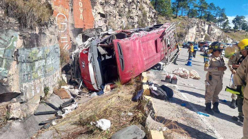 Lamentable escena: destrozos del volcamiento en carretera al sur que provocó tres muertes