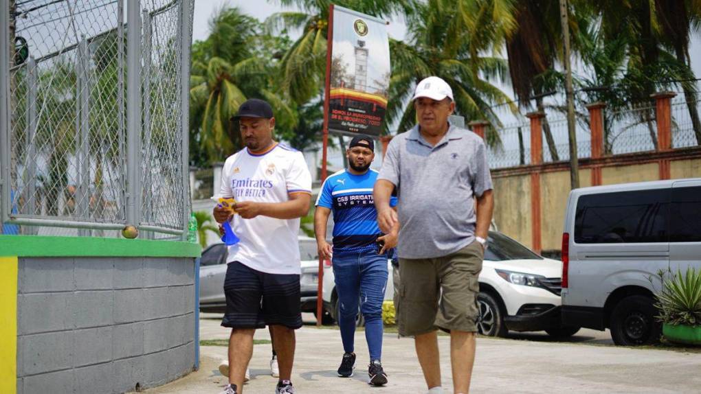 Llenazo total, fieles aficionados y plegarias por un milagro: así se vive la final por no descender en El Progreso