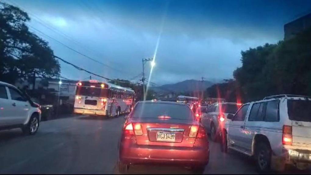 Volcamiento de rastra genera caos vial en la salida al sur de la capital