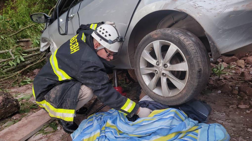 Las imágenes del fatal accidente vial donde murió una empleada de Hondutel en Valle de Ángeles