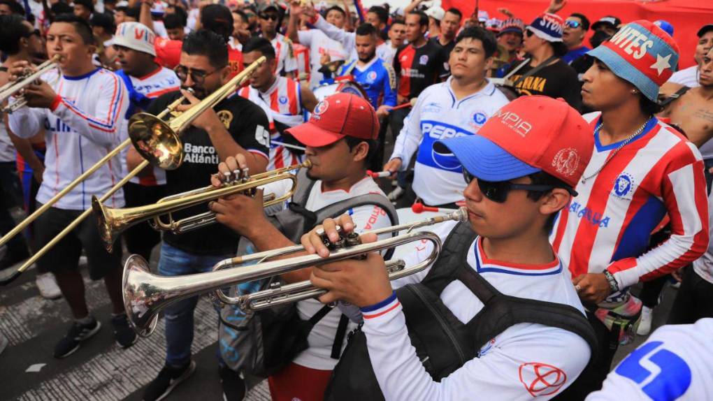 Con gran carnaval, Ultra Fiel pone la fiesta en la final entre Olimpia y Olancho FC