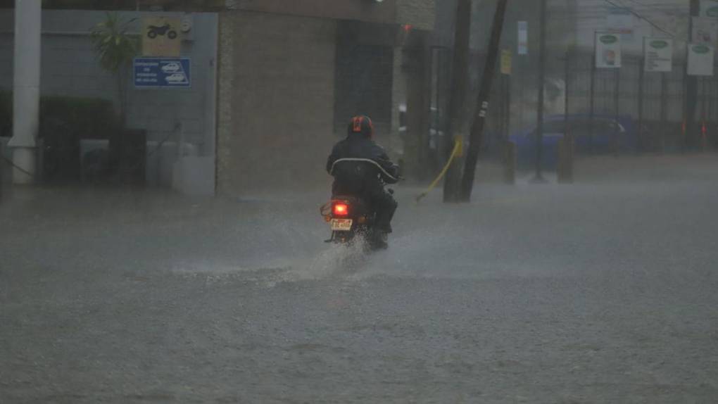 Torrenciales aguaceros y calles inundadas: las imágenes de las lluvias en San Pedro Sula