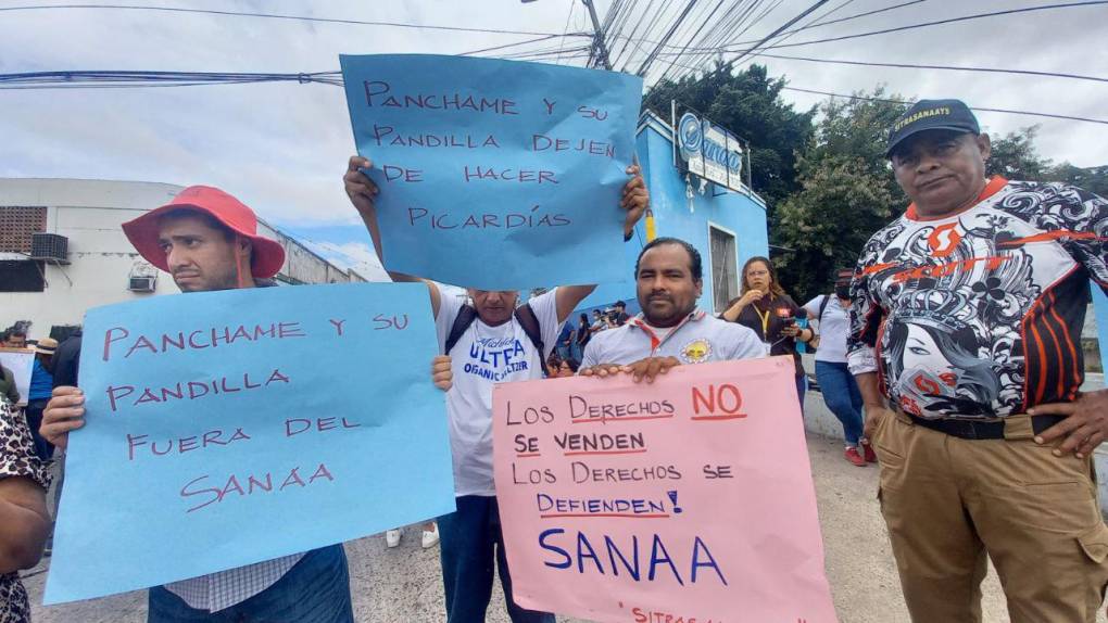 Por acoso laboral y despidos injustificados, protestan empleados del SANAA