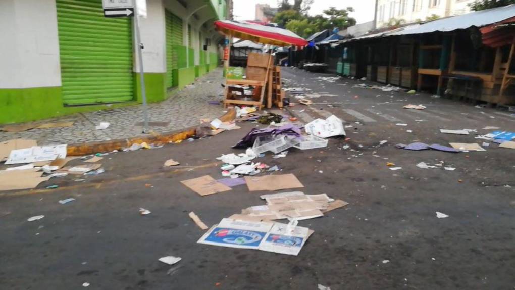 Mercados capitalinos amanecen inundados de basura tras festejos de Año Nuevo