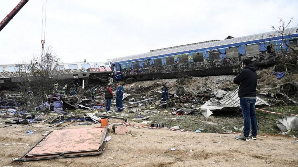 Vagones pulverizados y cuerpos carbonizados tras accidente de tren mortal en Grecia