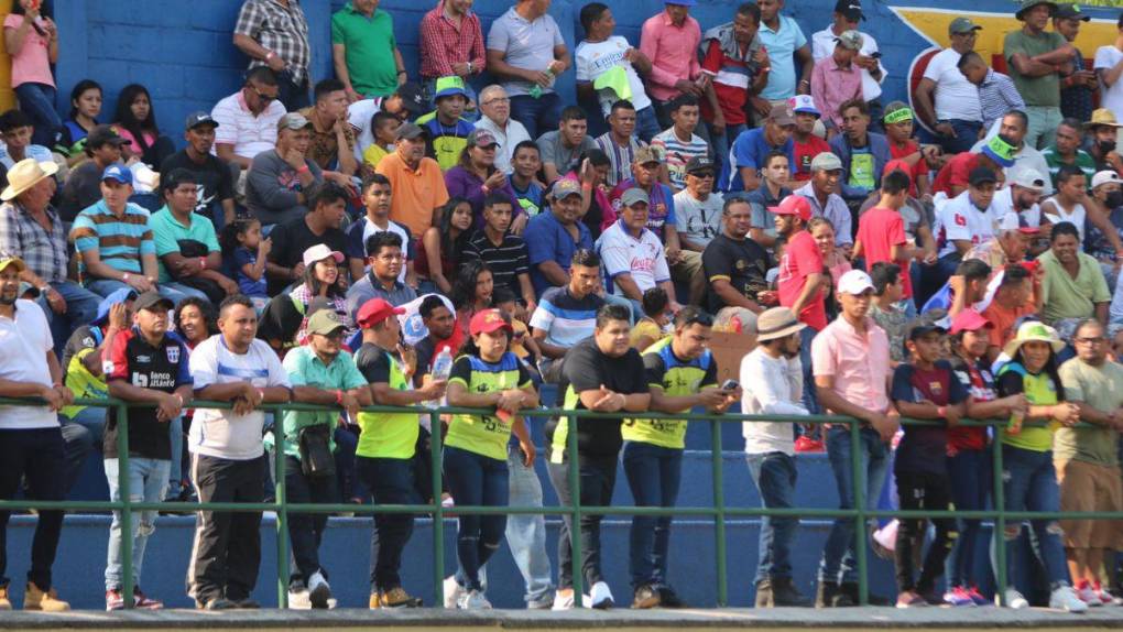 Corazones divididos, apasionadas aficiones y el ambientazo en el Olancho FC vs Olimpia