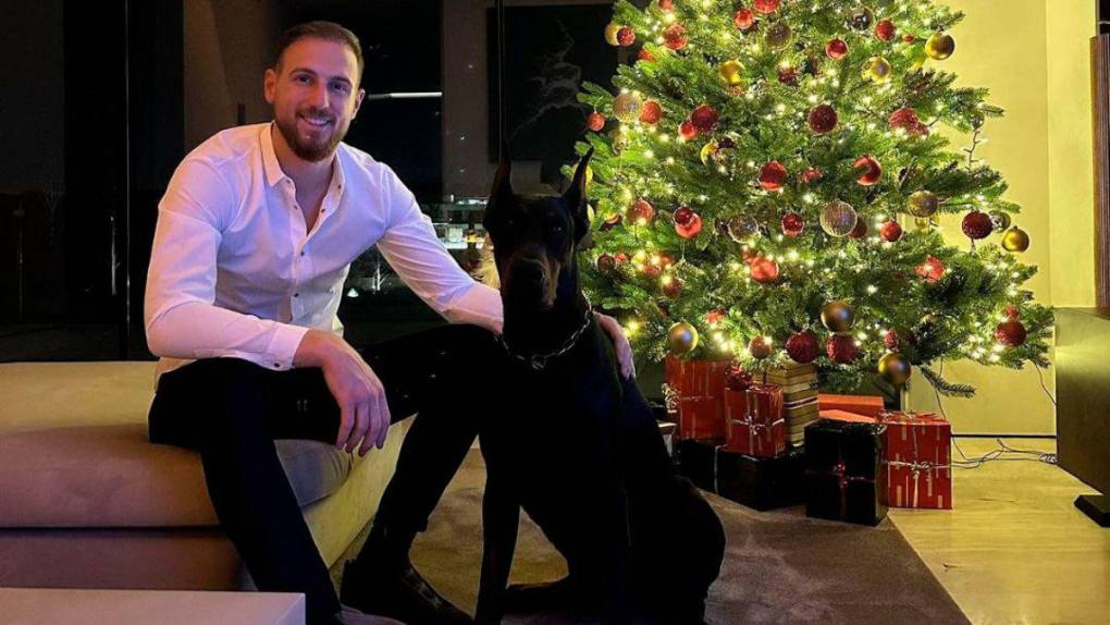 Uno en muletas y otro con su perro: así festejaron Navidad las estrellas del fútbol mundial