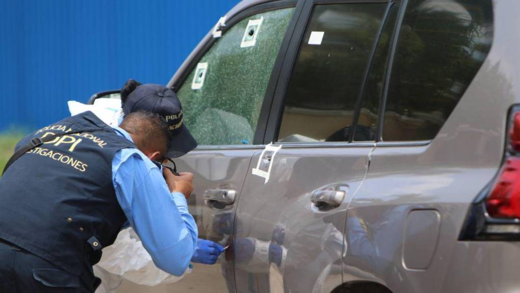 Casquillos, sangre y un arma: lo encontrado en la escena del atentado contra el abogado Iván Martínez