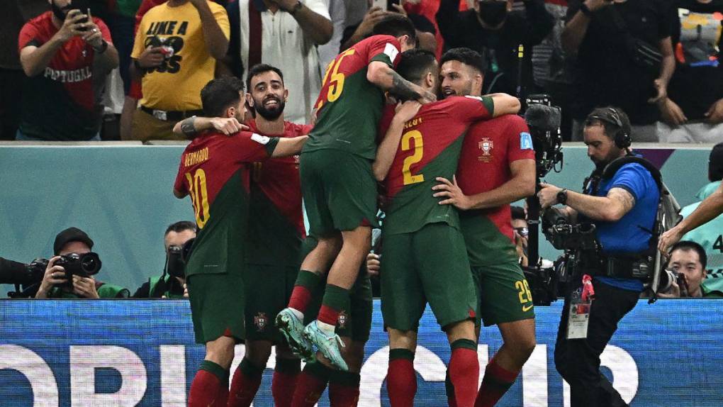 Con CR7 en la banca: las imágenes de la goleada de Portugal ante Suiza