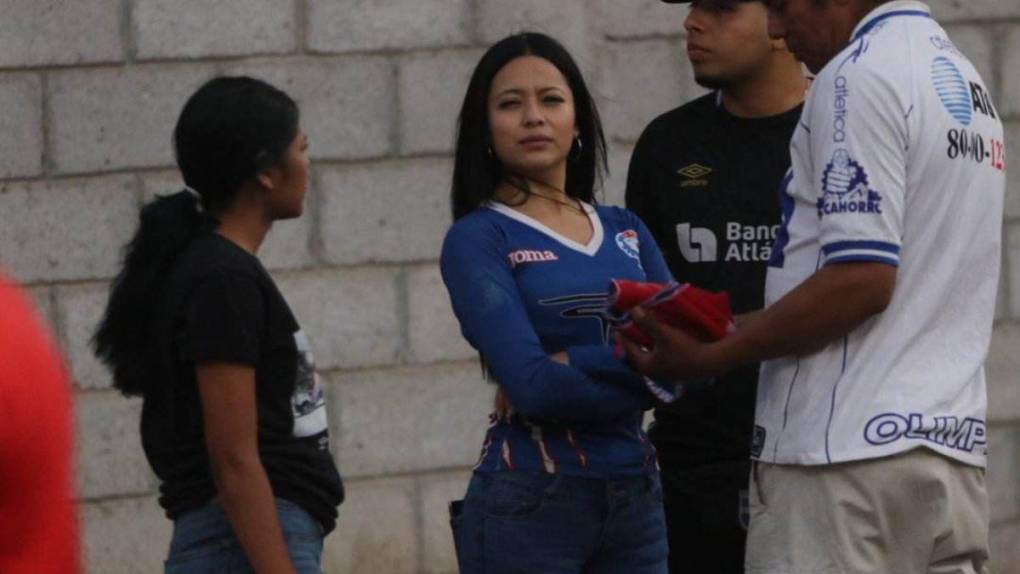 Belleza y mucho colorido: así es el ambiente en el Olimpia vs Honduras Progreso