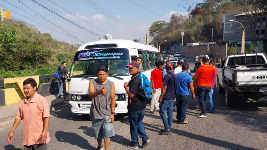 Mano criminal, incendio y protesta: así quemaron el bus “rapidito” en el bulevar Suyapa