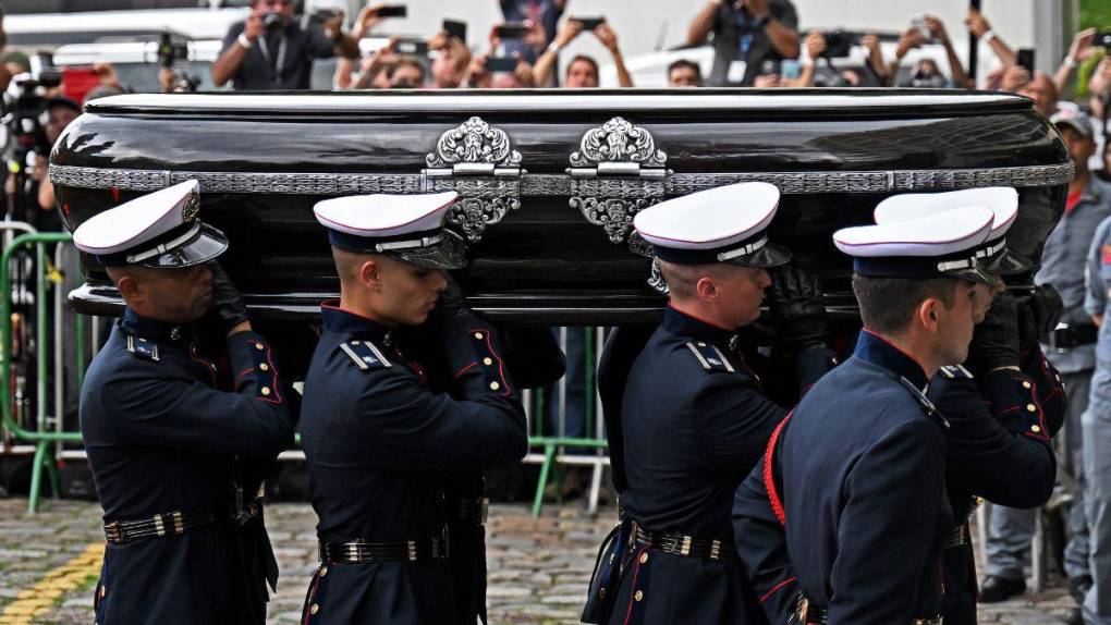 Entre lágrimas y sentidos homenajes: así fue la llegada de Pelé al cementerio en donde será enterrado