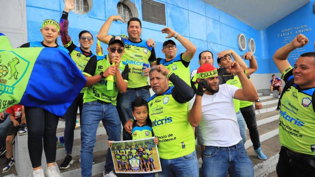 Aficionados olanchanos sorprenden en Tegucigalpa apoyando a los Potros