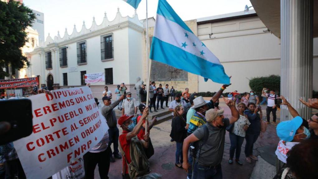 Pancartas, tensión y retraso: ambiente en el Congreso previo a elección de la Corte Suprema de Justicia