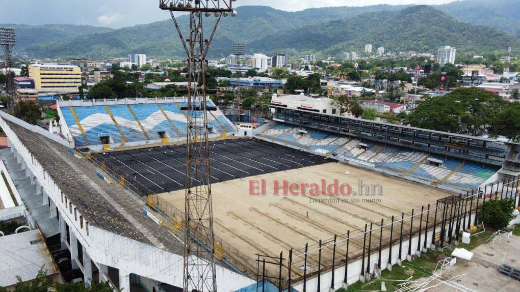 ¡Irreconocible! Así avanzan los trabajos de cambio de césped en el Estadio Morazán en la recta final