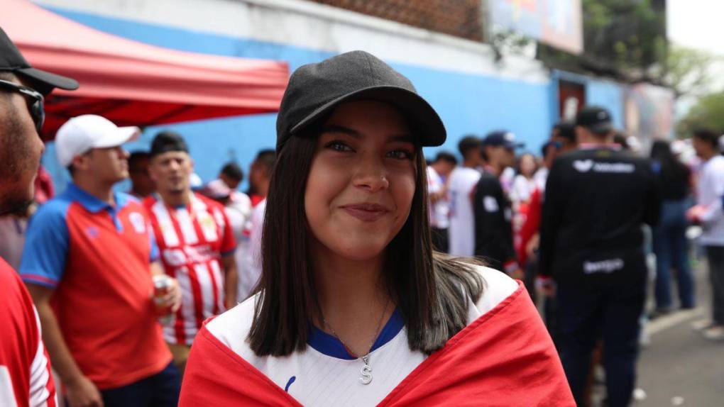 Bellas aficionadas cautivan en la final entre Olimpia y Olancho FC