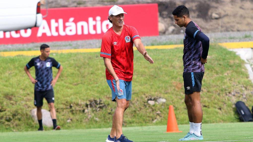 Risas, trabajo arduo y un invitado especial en el entrenamiento del Olimpia este martes