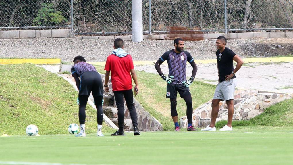 Risas, trabajo arduo y un invitado especial en el entrenamiento del Olimpia este martes