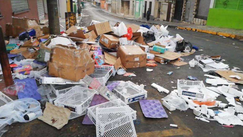 Mercados capitalinos amanecen inundados de basura tras festejos de Año Nuevo