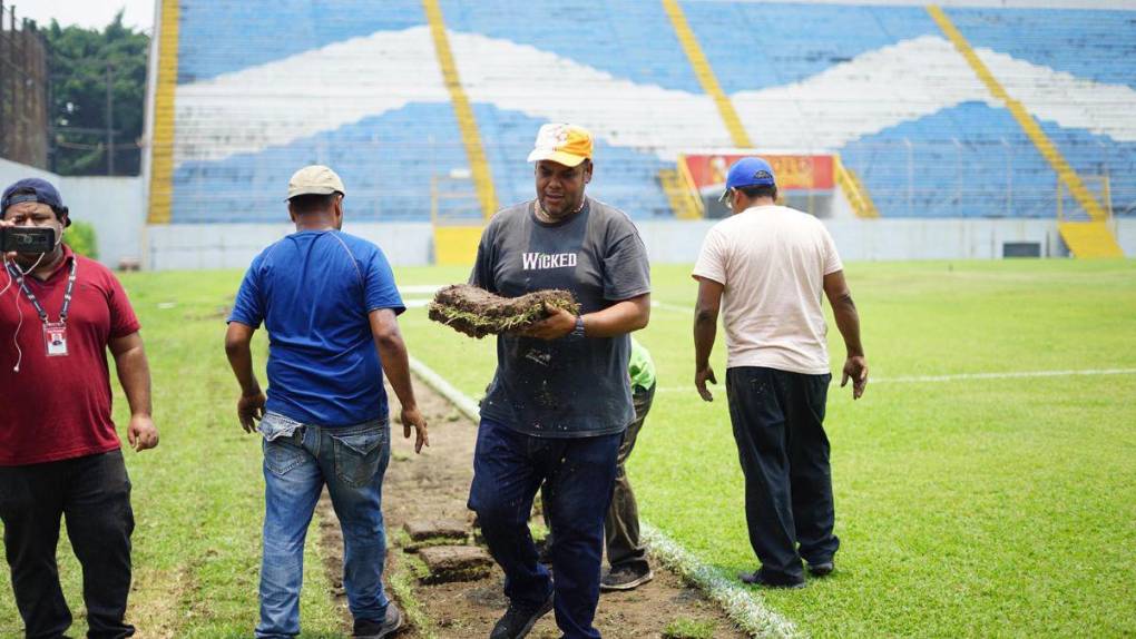 Fin a la pesadilla: comienzan los trabajos para cambiar la grama del Estadio Morazán