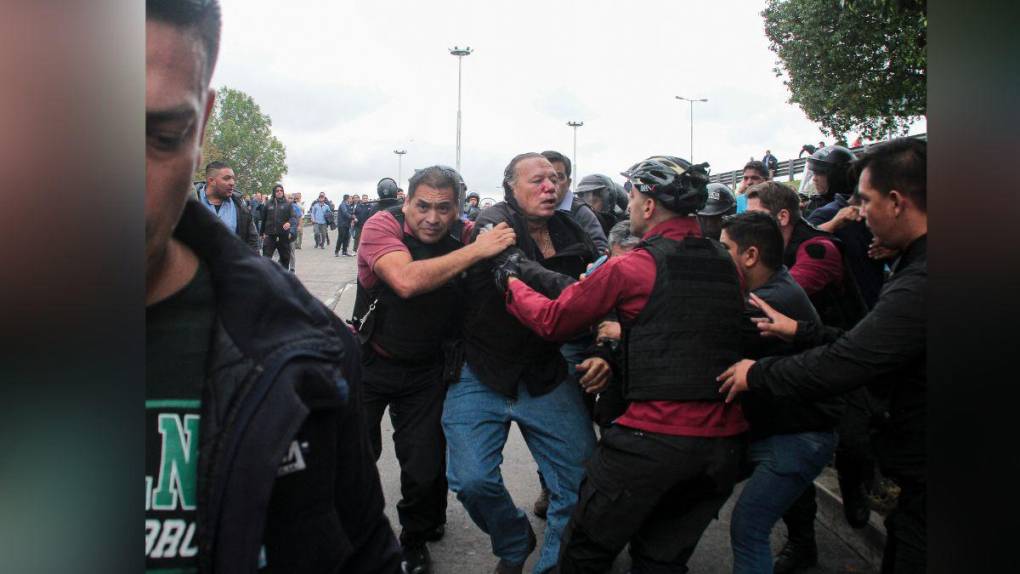 Golpes y pedradas recibió el ministro de Seguridad de Argentina en protesta de choferes de autobús