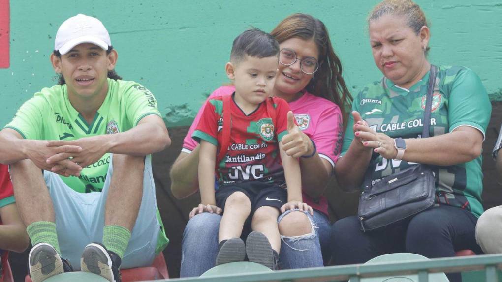 Lucha por no descender, aficionados fieles y las bellezas: así se vive el ambiente en los estadios de la Liga Nacional