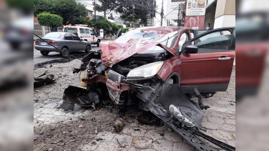 Heridos, un carro destruido y zonas sin energía eléctrica: detalles del accidente en el bulevar Morazán