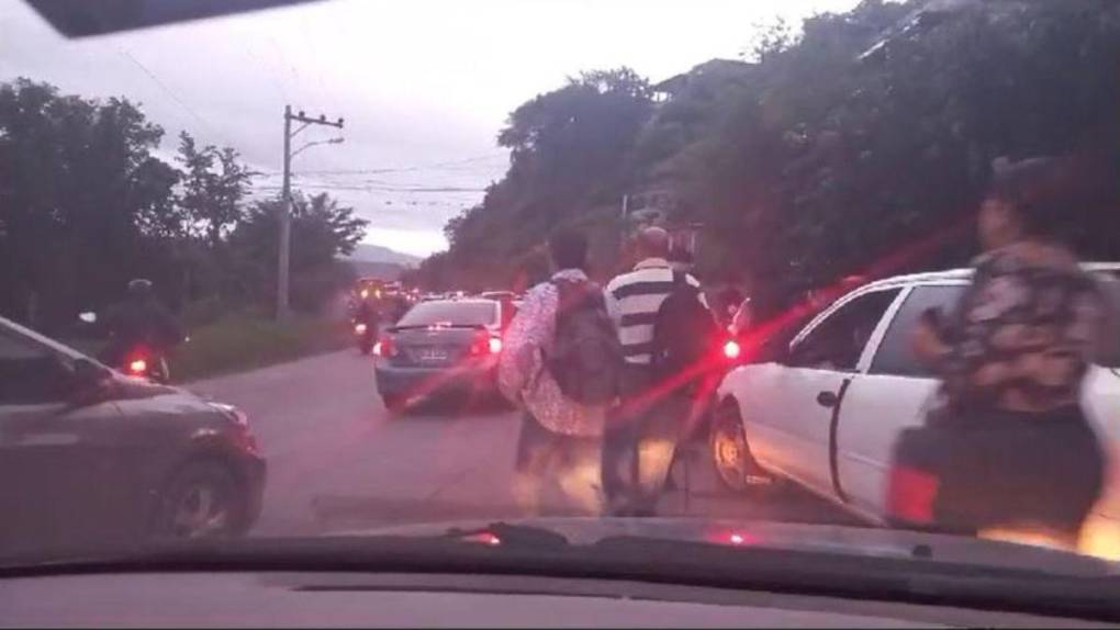 Volcamiento de rastra genera caos vial en la salida al sur de la capital