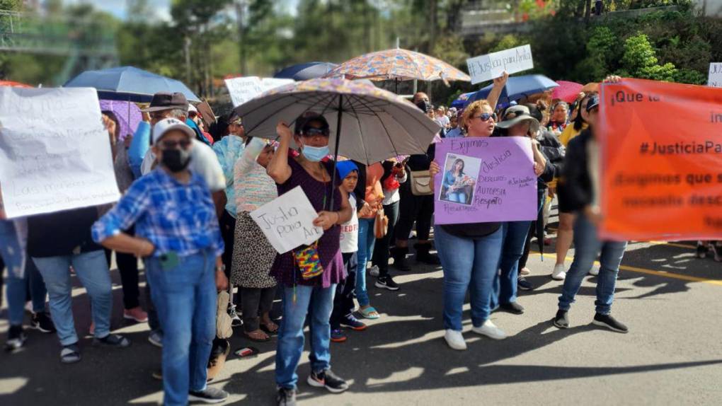 Bloqueada la CA-5 por protesta en exigencia de autopsia para esposa de militar encontrada muerta