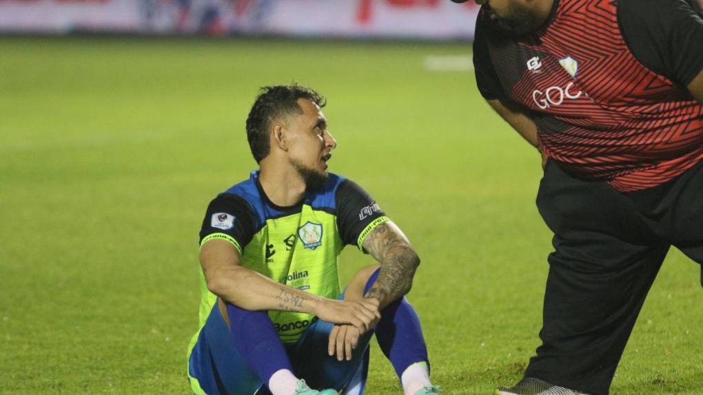 Caras largas, miradas perdidas y tristeza: las imágenes de los jugadores de Olancho FC tras la derrota ante Olimpia