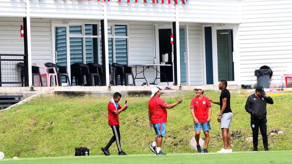 Risas, trabajo arduo y un invitado especial en el entrenamiento del Olimpia este martes