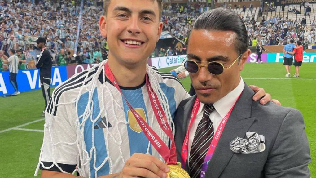 FIFA investiga a chef Salt Bae por colarse en la celebración de Argentina