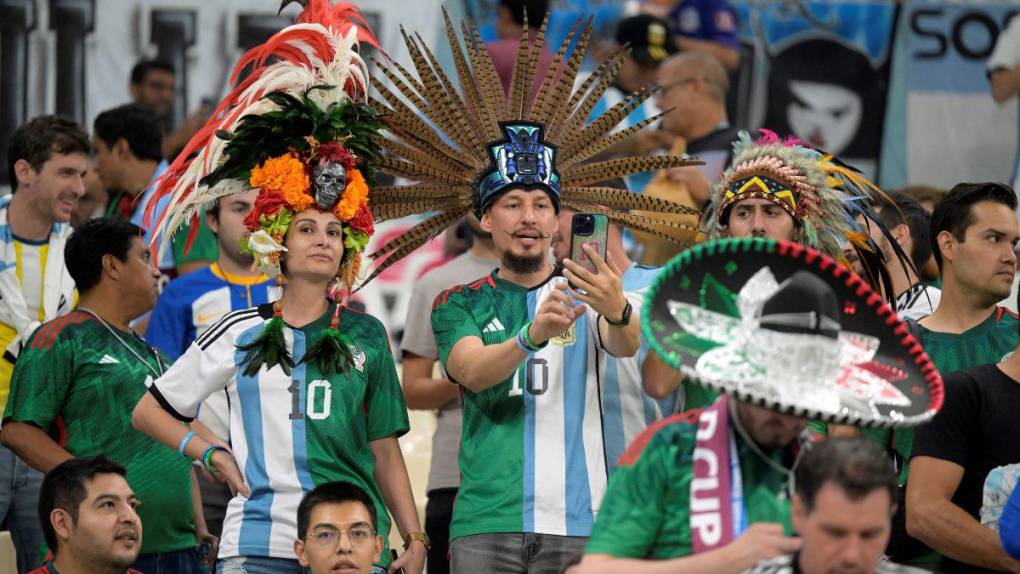 Color en la grada: Gran ambiente en el duelo entre Argentina y México en Lusail