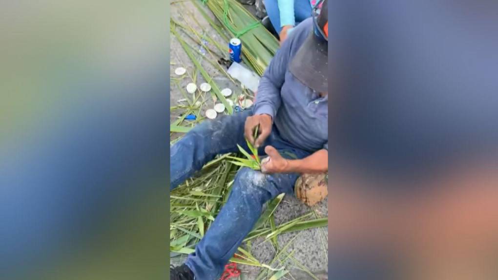 Migrante hondureño cautiva a artista mexicano con elaboración de adornos con hojas de palmera de coco