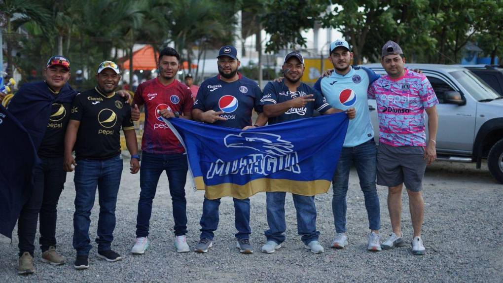 Bellas mujeres y gran ambiente: aficionados comienzan a llegar al Olímpico para el Motagua vs Pachuca